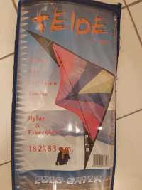 Papagaio em nylon e fibra de vidro 182 X 83 cm