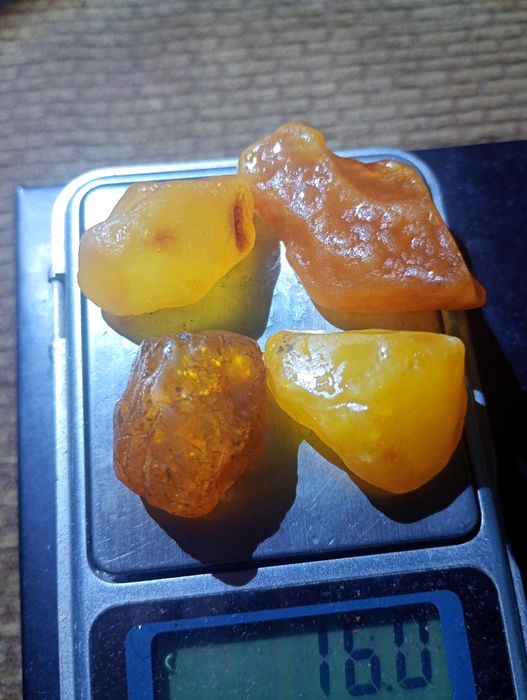 Bursztyn bałtycki surowy 4szt