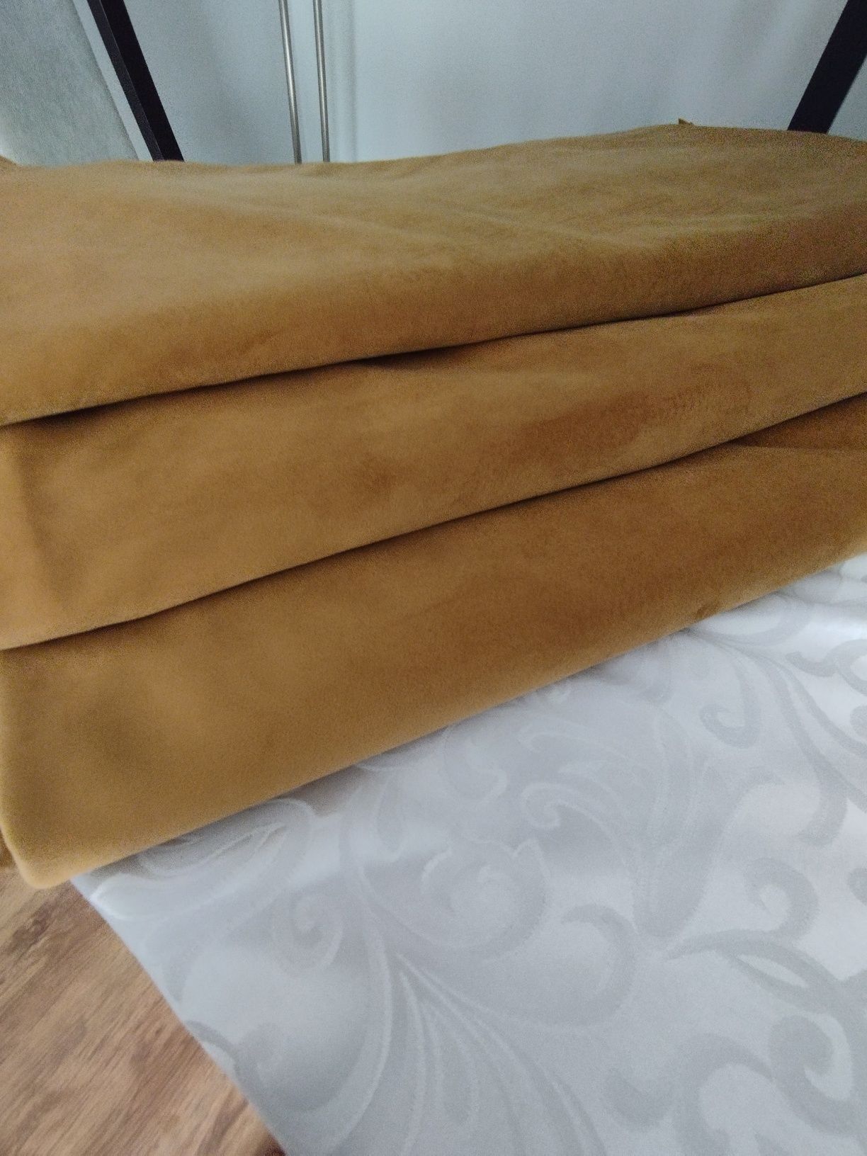 Tkanina obiciowa plusz kolor miodowy wys 146 cm szer 3,19 m