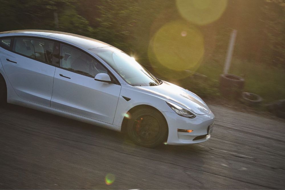 Оренда Tesla 3 Performance