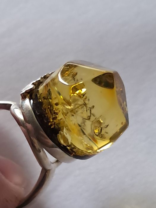 srebrny regulowany pierścionek z naturalnym bursztynem bałtyckim