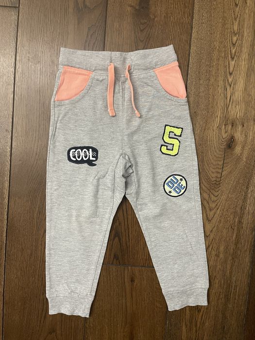 Spodenki dresowe z napisami rozmiar 110 cm