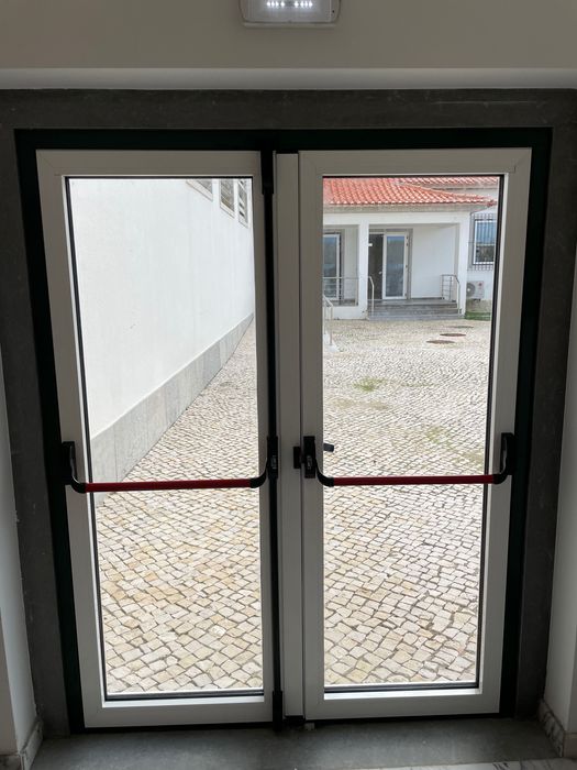 Janelas e portas em PVC e alumínio