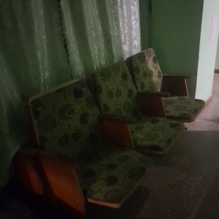 Стул трехместный