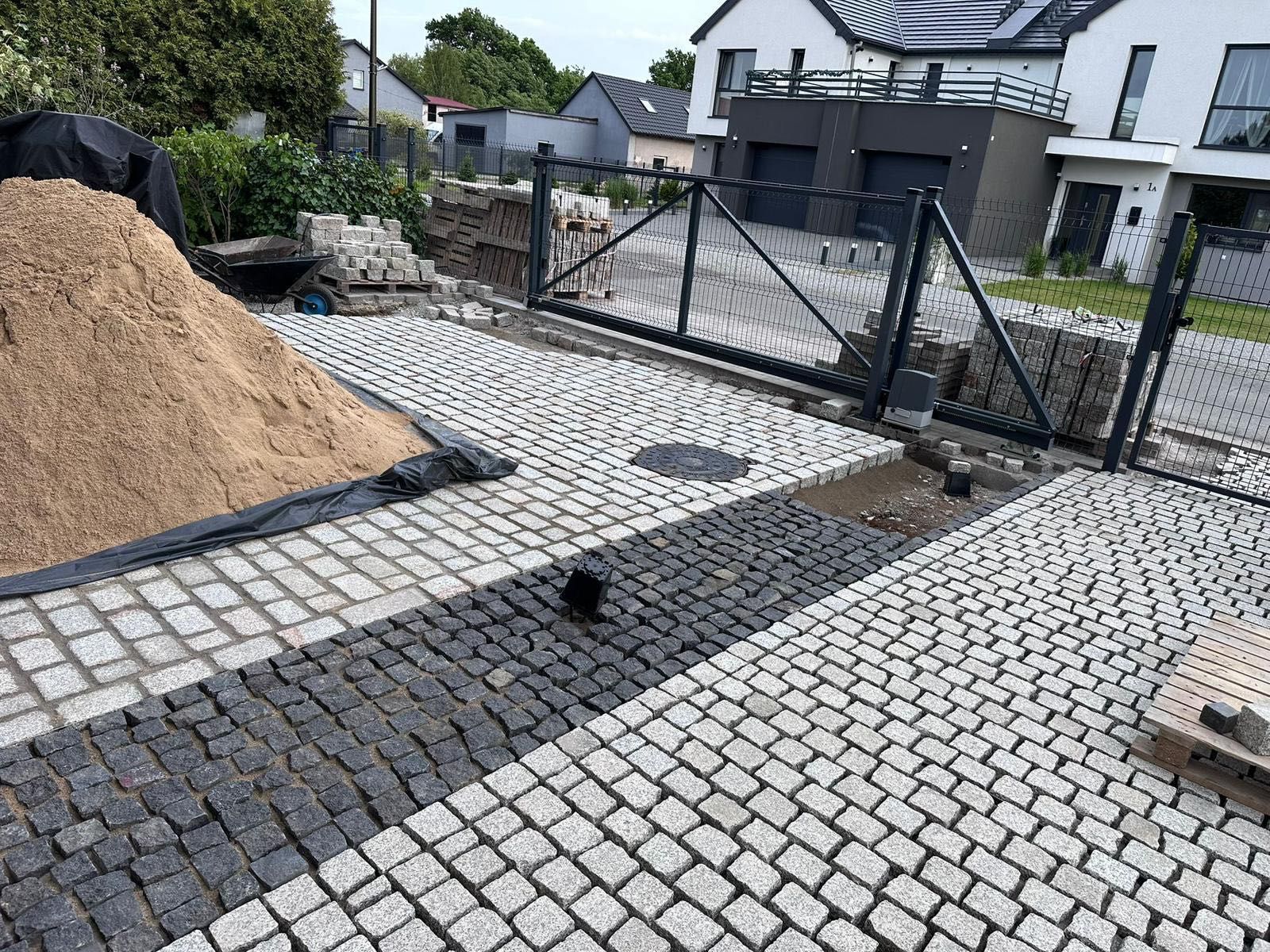 Kostka granitowa, płomieniowana 10/10 długość od 12 do 30 cm, palisada