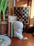 Biała figura ceramiczna podpórka do książek vintage półka książki