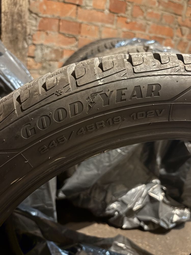 Opony zimowe Goodyear 245/45/19 super stan 102v