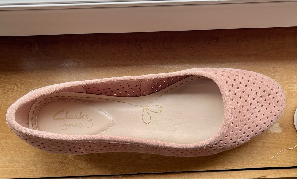 Sapatos frescos de verao com cunha e sola de borracha