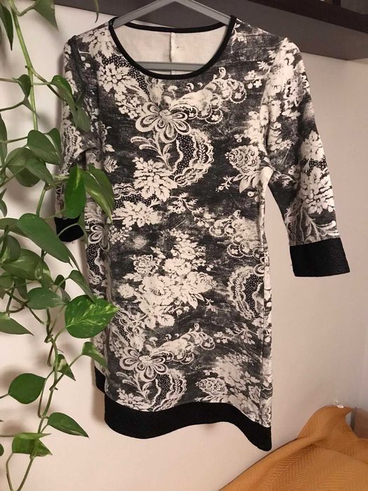 Sukienka tunika w kwiaty z butiku - rozmiar S