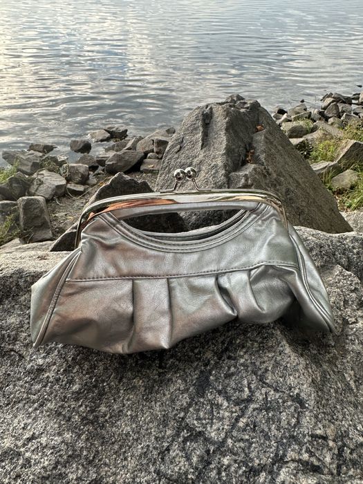 Срібляста жіноча вінтажна сумочка в гарному стані