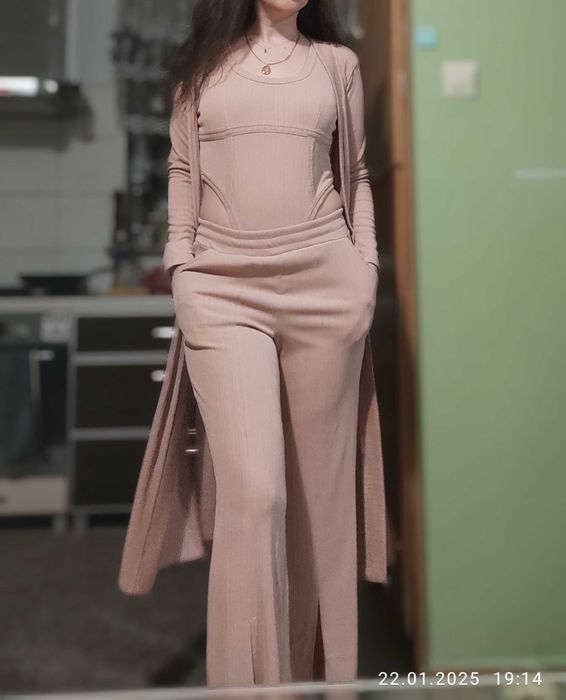 elegancki trzyczęściowy garnitur, spodnie, body, kardigan