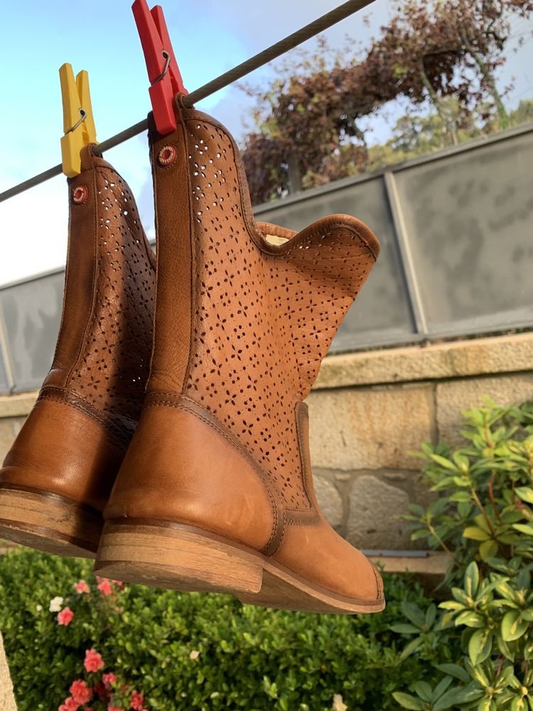 Botas de mulher ou menina.