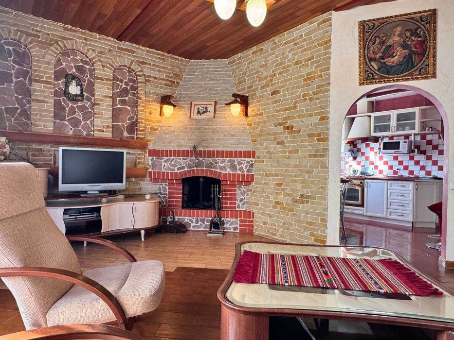 Продаж будинку з басейном. Без %
с.Чайки 
5 км до метро Житомирська