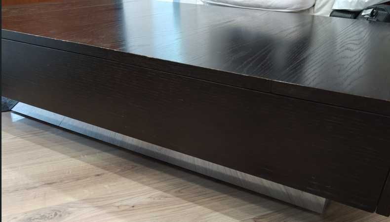 Mesa de madeira sólida para sala com base em inox, e com arrumação