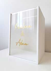 Białe pudełko na koperty pleksi personalizacja złoto wesele ślub