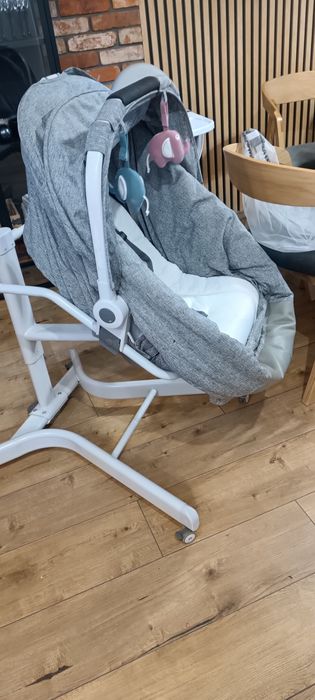 Łóżeczko jeżdżące z funkcją krzesełka do karmienia