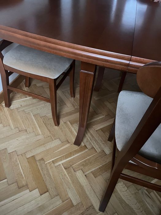 Stół z krzesłami witryną i komodą Vox Romantic