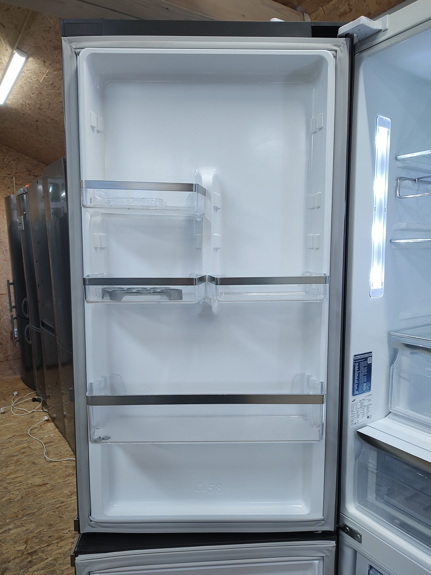 NoFrost Холодильник фірми Samsung, висотою 195см
