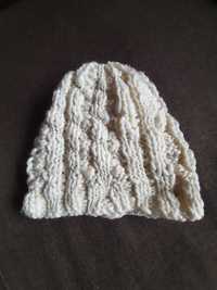 Biała czapka zimowa