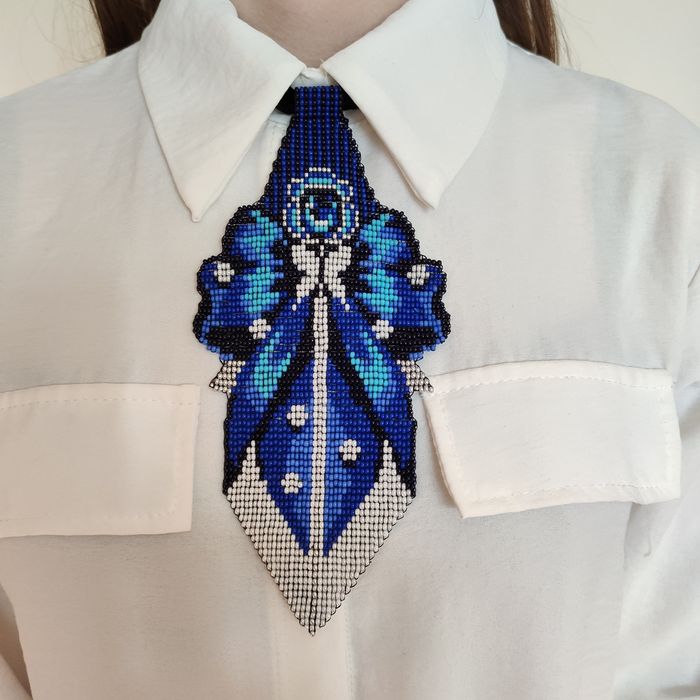 Naszyjnik, Krawat niebieski z koralików