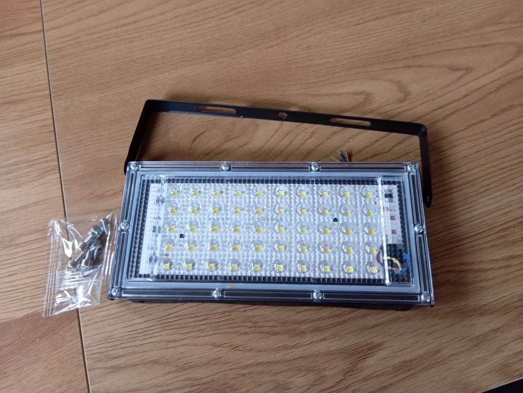 Halogen lampa LED 230