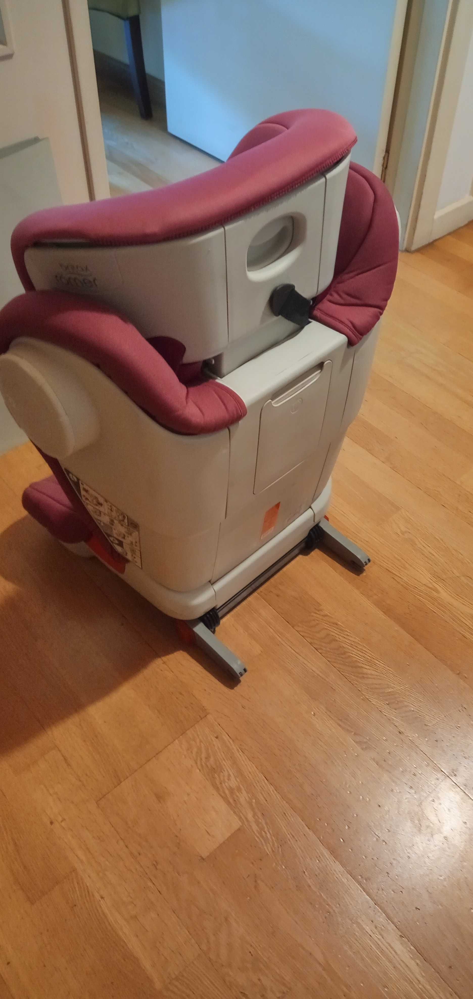 Cadeira auto Britax Romer para criança.