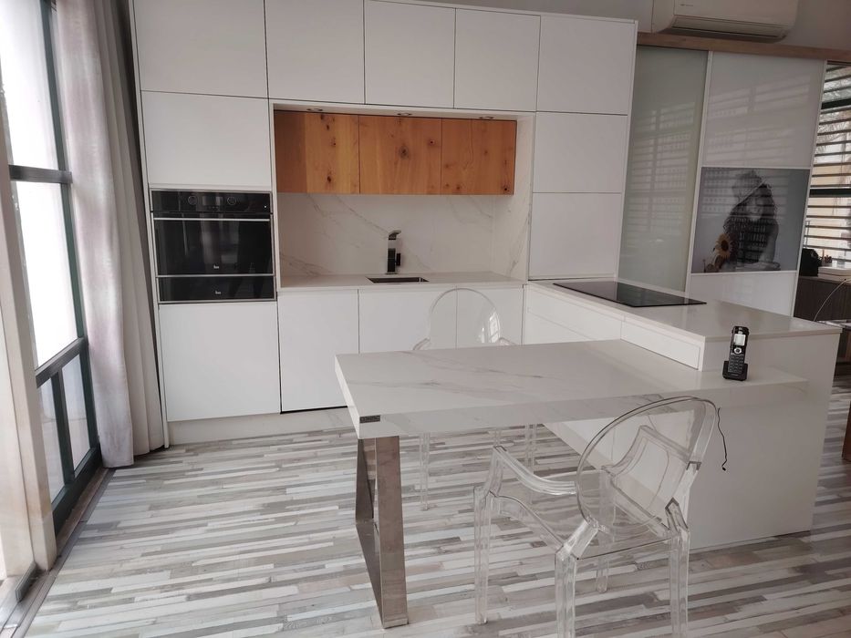 Cozinha branco lacado e bancada calacatta