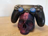 Stylowy Stojak podstawka na pad ps4  dualshock v2 ( jak Cuble guys) Ek