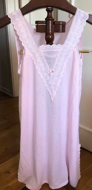 Graciosa camisa dormir rosa com bordado inglês