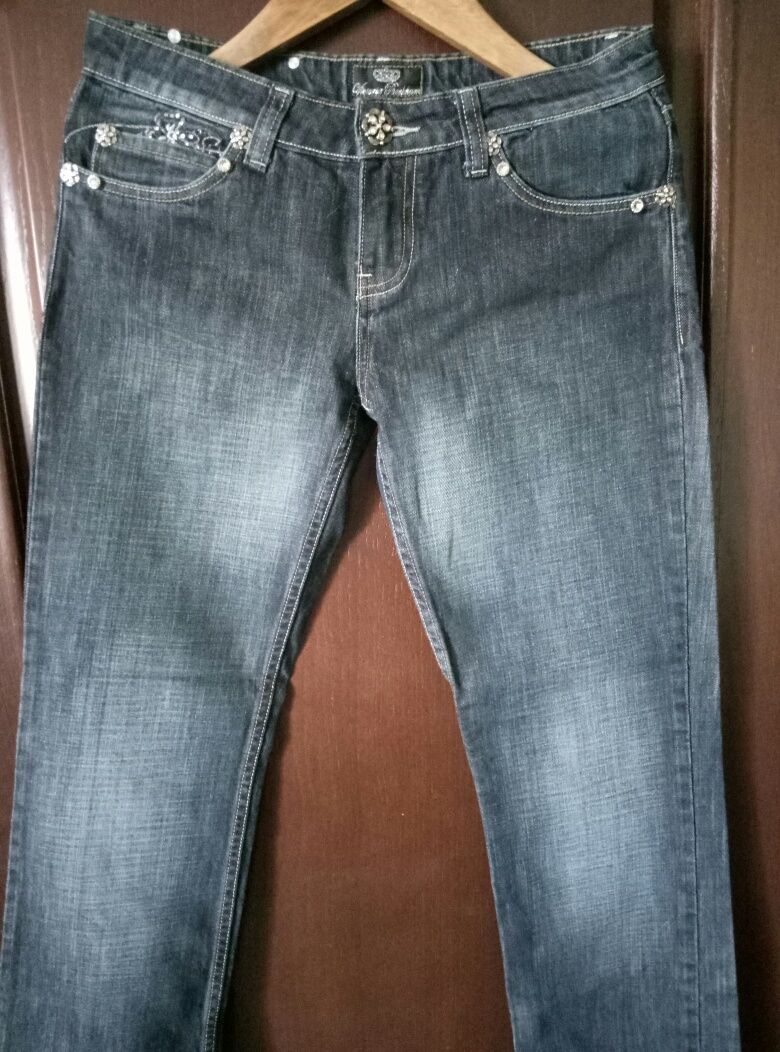 Продам классические женские новые джинсы цвета аквамарин. Недорого！