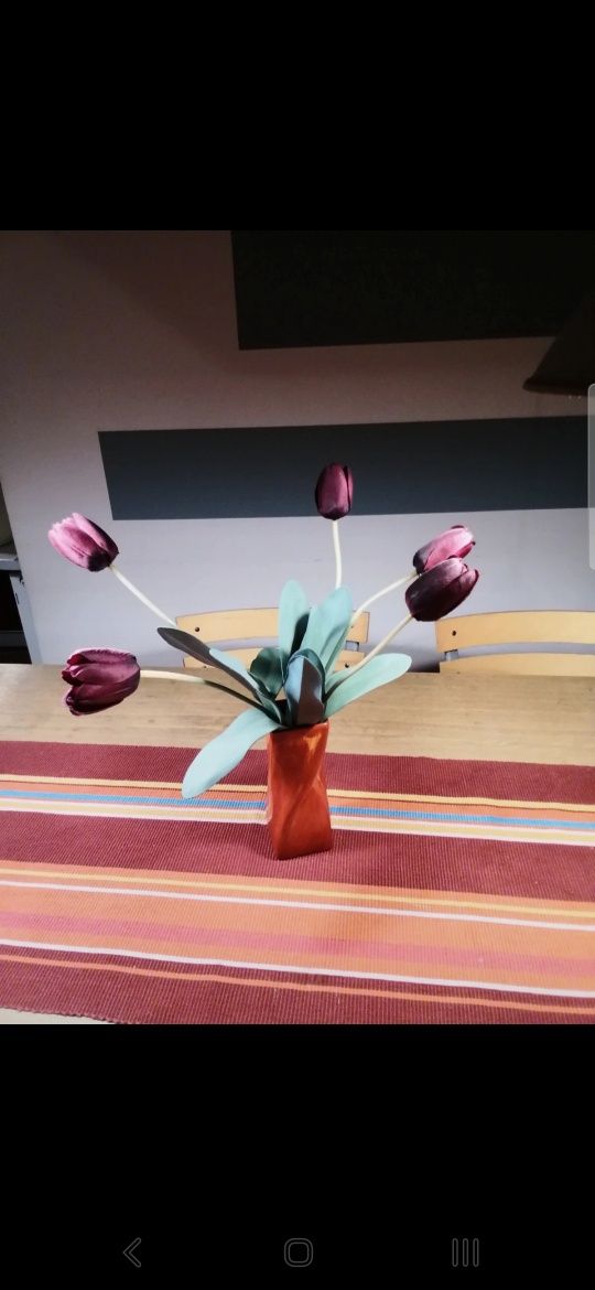 Sztuczne kwiaty z wazonem