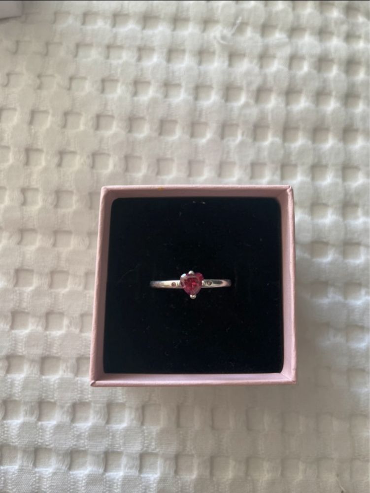 Anel Pandora “Sparkling Red Heart”