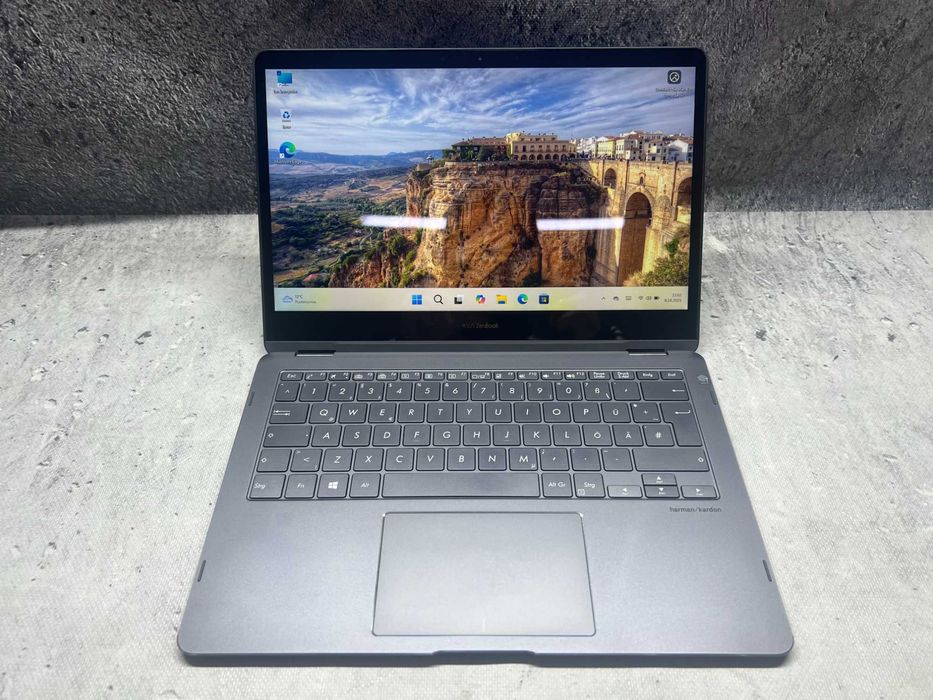 ASUS ZenBook Flip S / i5 8250u 3.4GHz / 8GB DDR4 / 256SSD / 13.3FHD