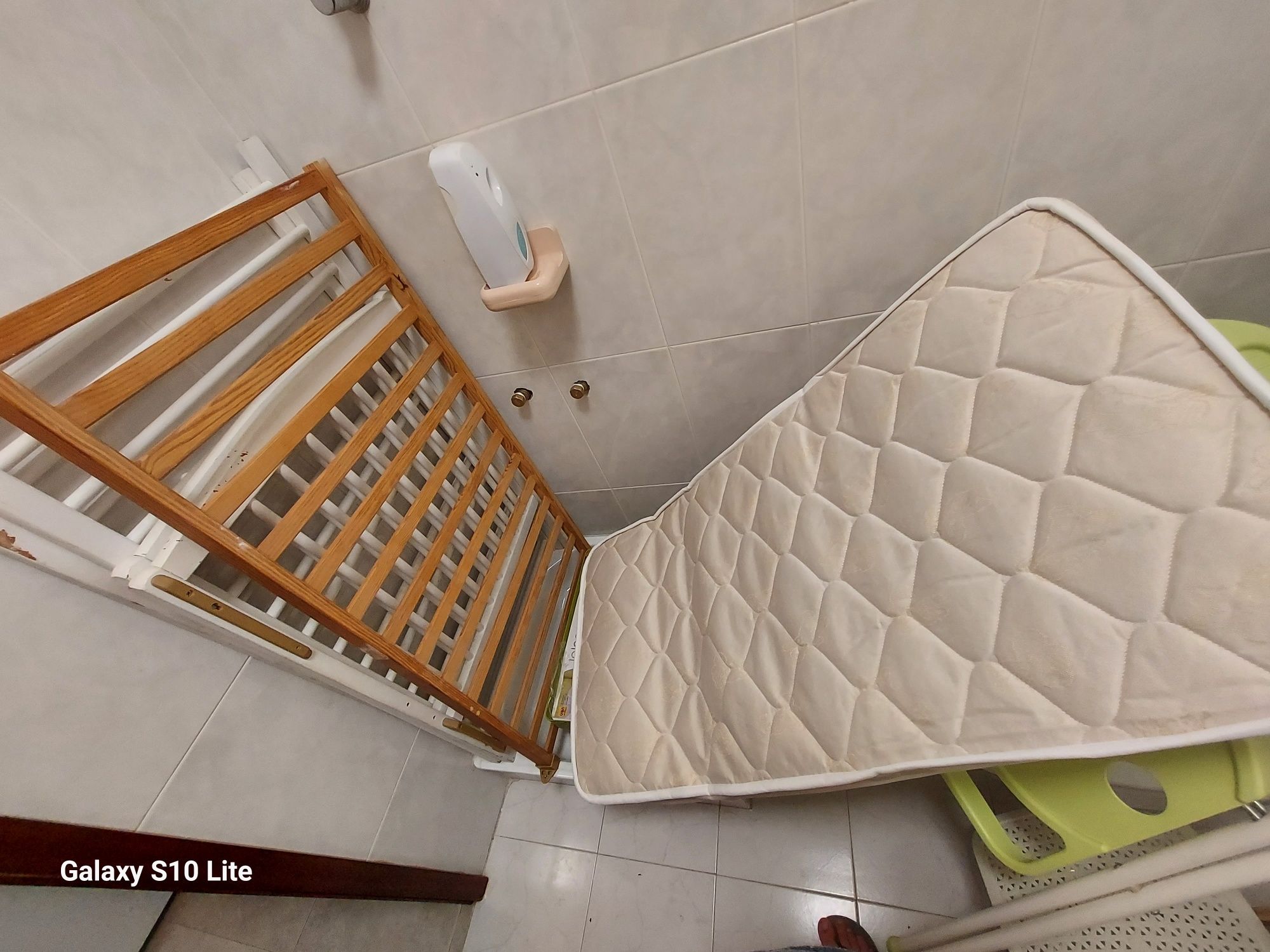Cama de grades e colchão
