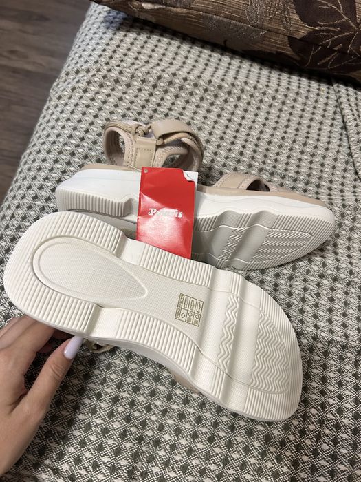 Босоножки новые.