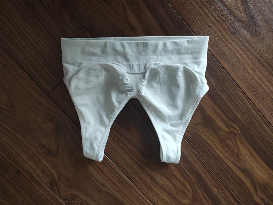 Biały top sportowy z możliwością wsadzenia wkładek xxs