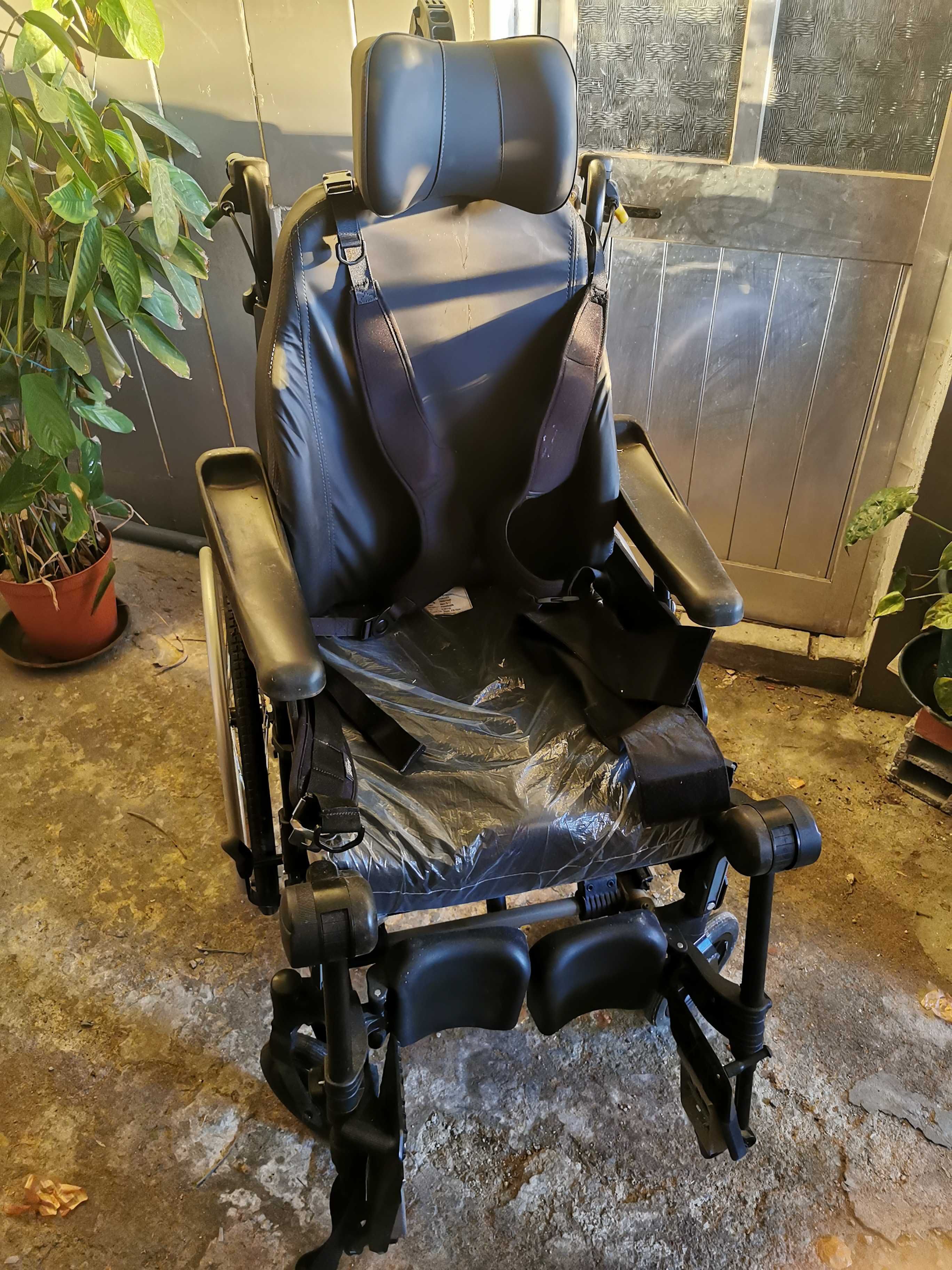 Cadeira de rodas semi-nova