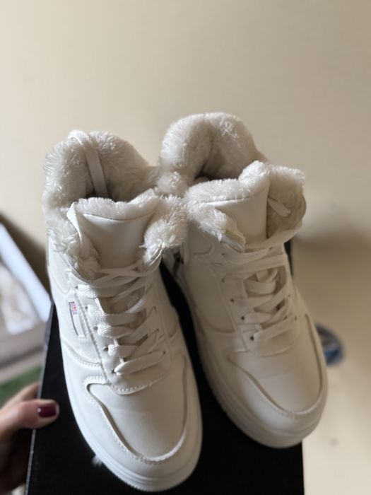 Кросівки зимні жіночі