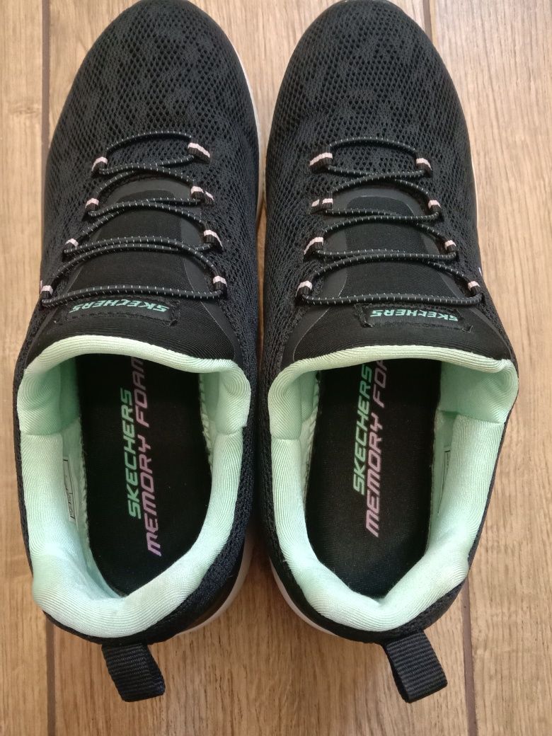 Кросівки Skechers.