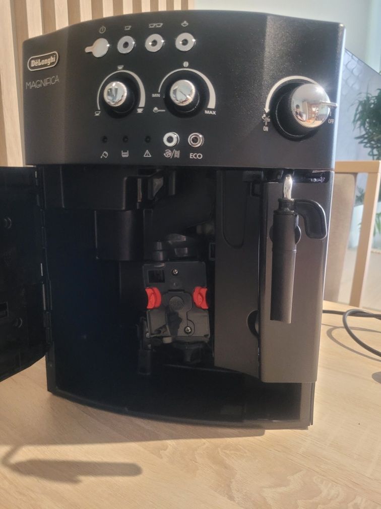 Pancerny Ekspres ciśnieniowy Delonghi ESAM 4200