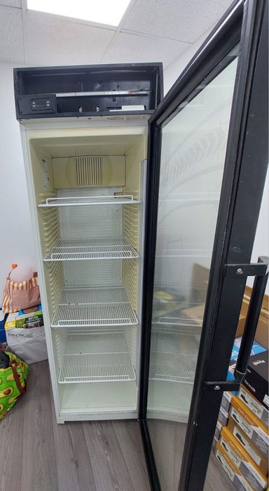 Vende-se arca vertical com publicidade.