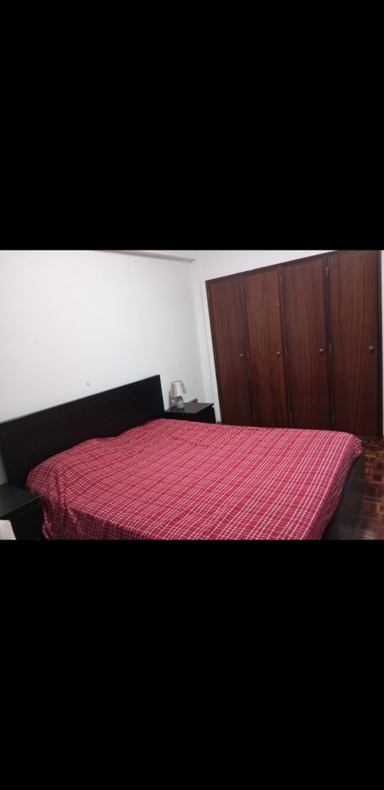 Aluga-se quarto apenas "MULHERES".