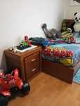 Cama de criança e mesa de cabeceira