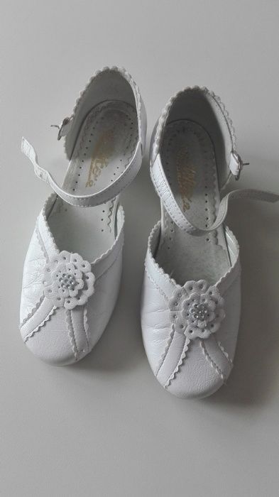 Buciki białe z ozdobami dla małej damy w rozmiarze 32 !