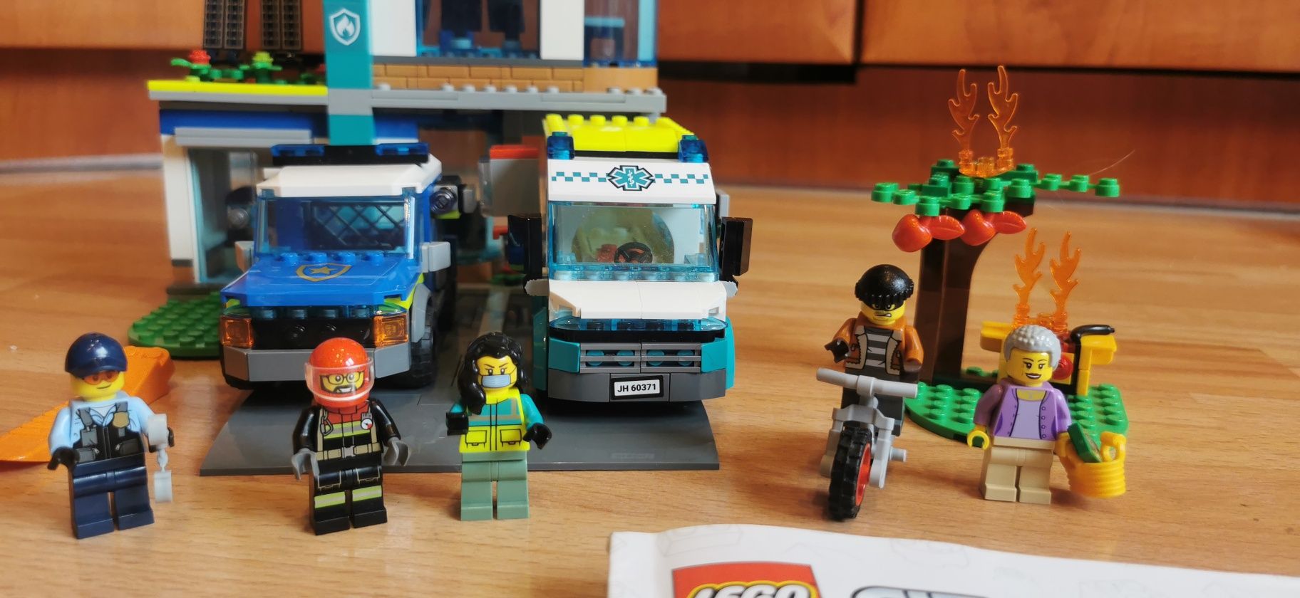 LEGO CITY 60371 Parking dla pojazdów uprzywilejowanych