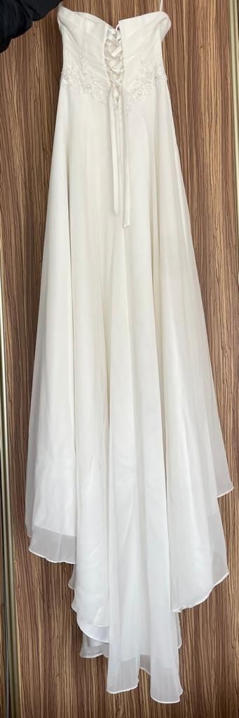 Nowa klasyczna suknia ślubna.