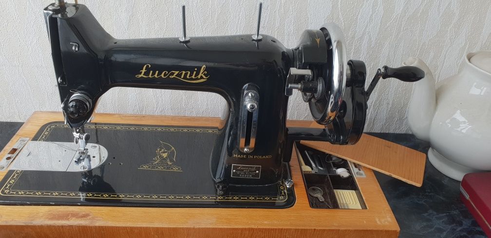 Продам швейную машинку Luchnik 82R.