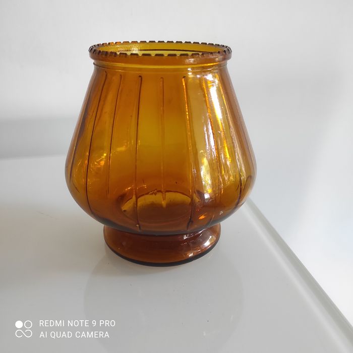 Wazon szklany wazonik miodowo-bursztynowy, szkło PRL