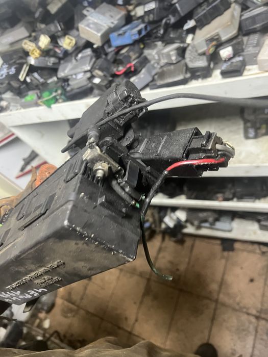 Джип чероки год 98 Корпус предохранителей в сборе под капотом