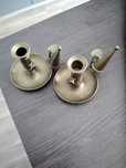 Castiçais em metal dourado